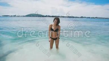 穿着泳衣的<strong>旅游</strong>海滩.. 她在巴厘岛享受着<strong>纯</strong>净而无尽的绿松石海洋.. 她有人陪着